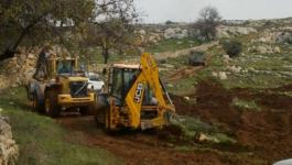 قوات الاحتلال تُجرف أرضًا وتهدم بركسًا وتقتلع أشجار زيتون بالقدس