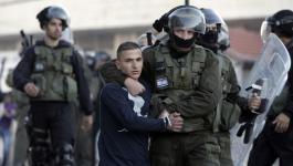 صحيفة عبرية: إسرائيل تنتهك القوانين والتشريعات الدولية باعتقالها الأطفال الفلسطينيين 