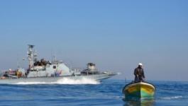 زوارق الاحتلال تستهدف مراكب الصيادين في بحر جنوب غزّة