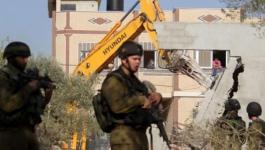 الخليل: قوات الاحتلال تهدم منزلاً قيد الإنشاء وبئر مياه في منطقة فرش الهوا