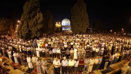 الآلاف يؤدون صلاة التراويح في المسجد الأقصى