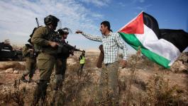 علم فلسطين والجنود.