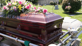 بالفيديو: أغنية وضحك هستيري في مراسم دفن
