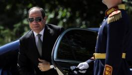 بالفيديو: الرئيس المصري يهدي 