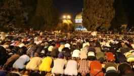  آلاف المصلين يؤدون فجر الجمعة الثالثة من شهر رمضان المبارك في باحات المسجد الأقصى