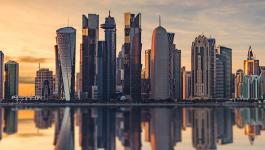 قطر: تخفض رواتب الأجانب بـ 