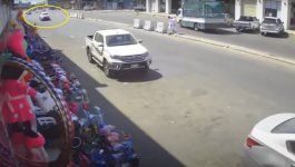 بالفيديو: سرقة سيارة في وضح النهار و