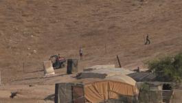 مستوطنون يسيجون أراضي في خربة احميّر بالأغوار الشمالية.jpg
