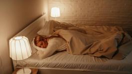 النوم بوجود إضاءة قد يزيد من وزن النساء
