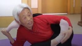 عجوز صينية تمارس تدريبات خارقة