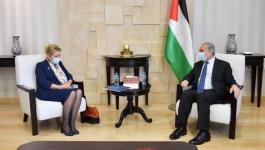 اشتية ونتاليا ابوستولوفا رئيس بعثة الاتحاد الأوروبي لدعم الشرطة في فلسطين