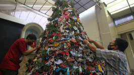 شجرة كريسماس عملاقة تتزين بالكمامات ومعقمات الأيدي فى كنيسة إندونيسية