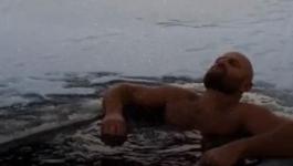 بالفيديو: أربعينى روسى يهوى الغطس بين الثلوج فى درجة حرارة 17 تحت الصفر