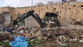 قوات الاحتلال تُشرع بأعمال تجريف مقابل الحرم الإبراهيمي