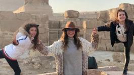 .شاهدوا: يارا نعوم تنشر صورًا مع ابنتيها في رحلة للأهرامات