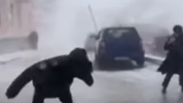 بالفيديو: محاولة سكان مدينة روسية مقاومة سوء الأحوال الجوية... شاهدوا ماذا حصل لهم؟