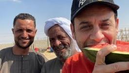 مصطفى قمر يدعو متابعيه لشراء البطيخ من بائع فاكهة
