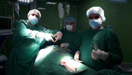 طاقم طبي فلسطيني يُجري عملية جراحية ضخمة 
