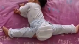 بالفيديو: رشيقة من صغرها.. طفلة عمرها سنة تؤدى حركات جمباز صعبة أثناء نومها