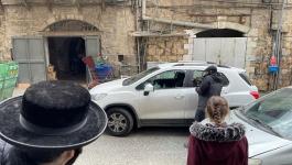 مستوطنون يعتدون على مصورين صحفيين في القدس ويحطمون مركبتهما.jpg