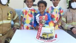 دفاع مدني دبي يحقق أمنية طفل في الاحتفال بعيد ميلاده مع الإطفائيين