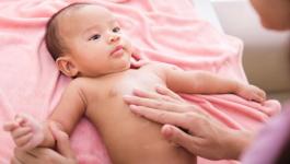 كيف تحمي بشرة طفلك الرضيع من الجفاف؟