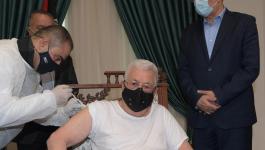 الرئيس عباس يتلقى اللقاح المضاد لفيروس 