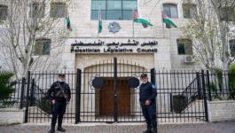 التشريعي بغزّة يُقر تقريرًا بشأن القوانين العنصرية بحق الأسرى