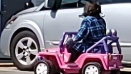 امرأة أمريكية تذهب للسوبر ماركت بسيارة أطفال كهربائية