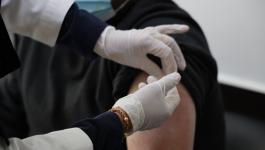 بدء تطعيم أهالي الأسرى في رام الله والبيرة بلقاح فيروس 