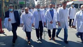 نقابة الأطباء تنظم وقفة وفاء للشهداء الأطباء بغزة