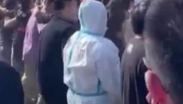 رجل يرتدى بدلة واقية فى مهرجان موسيقى لتوعية المشاركين بخطر كورونا.