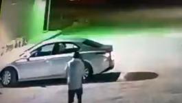 بالفيديو | لص يسرق سيارة بداخلها امرأة بالسعودية