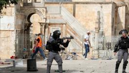 الاحتلال يتعمد إصابة طواقم الهلال الأحمر العاملة بالمسجد الأقصى