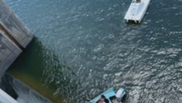 إنقاذ قارب قبل سقوطه من أعلى حافة سد بمدينة أوستن الأمريكية