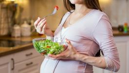 فوائد الخس للحامل ودوره في تقوية عظام الجنين