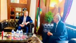 السفير الفرا يُطلع المبعوث الأوروبي لعملية السلام على نتائج زيارته لفلسطين