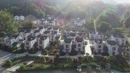 قرية صينية نائية تتحول من الفقر إلى وجهة جذب للسياحة بسبب الجبال