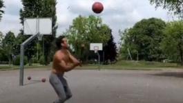 شاب أمريكى يسجل أهداف كرة السلة من مسافات بعيدة بطريقة مذهلة