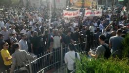مسيرة منددة في رام الله باغتيال الناشط السياسي نزار بنات
