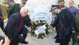 محافظ بيت لحم يزور مقابر الشهداء لقراءة الفاتحة على أرواحهم