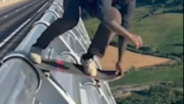 فرنسى يقفز من أعلى جسر فى العالم باستخدام لوح تزلج