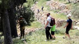 القدس: مستوطنون يعتدون على سيدة ويحاولون اقتحام المحال التجارية