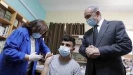 رام الله: اشتية يطلق المرحلة الأولى من حملة تطعيم طلبة المدارس الثانوية