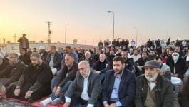 أهالي الداخل المحتل يؤدون صلاة الجمعة أمام سجن 