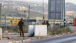 الخليل: قوات الاحتلال تنصب حاجز عسكري في منطقة واد الهرية