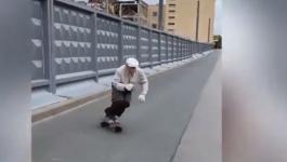 مسن 73 عاما يتزلج فى شوارع روسيا باحترافية