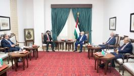 الرئيس عباس أثناء لقاء السفير التونسي الحبيب بن فرح.jpg
