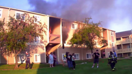 رجل إطفاء أمريكى ينقذ طفلة من شقة محترقة بطريقة بطولية