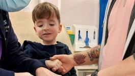 طفل بريطاني مهدد بكسر ضلوعه وعظامه عند العطس